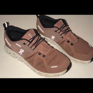 On Cloud Women’s shoes SIZE 10 Cocoa Frost